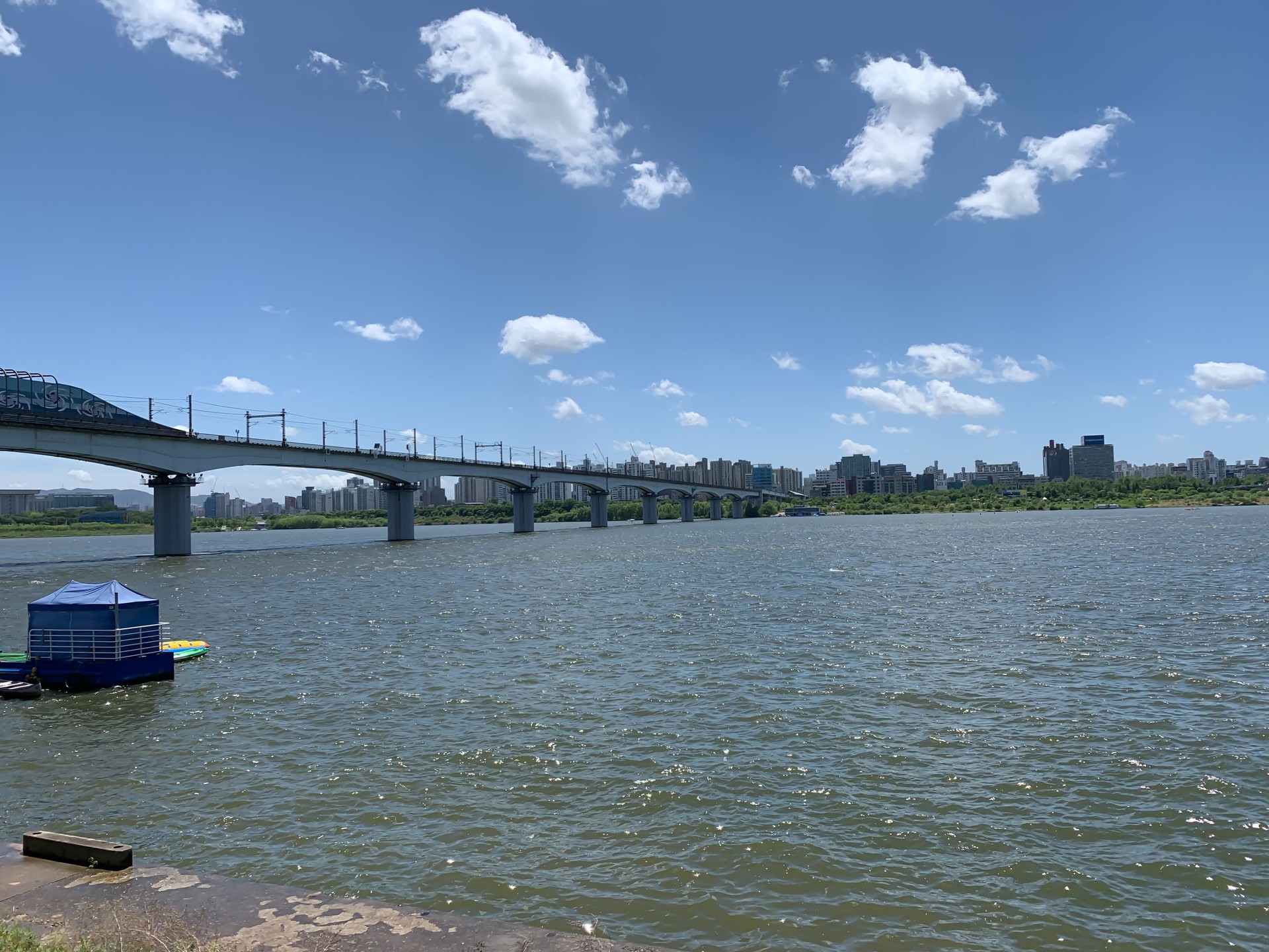 ponte larga do rio e o fundo do céu azul